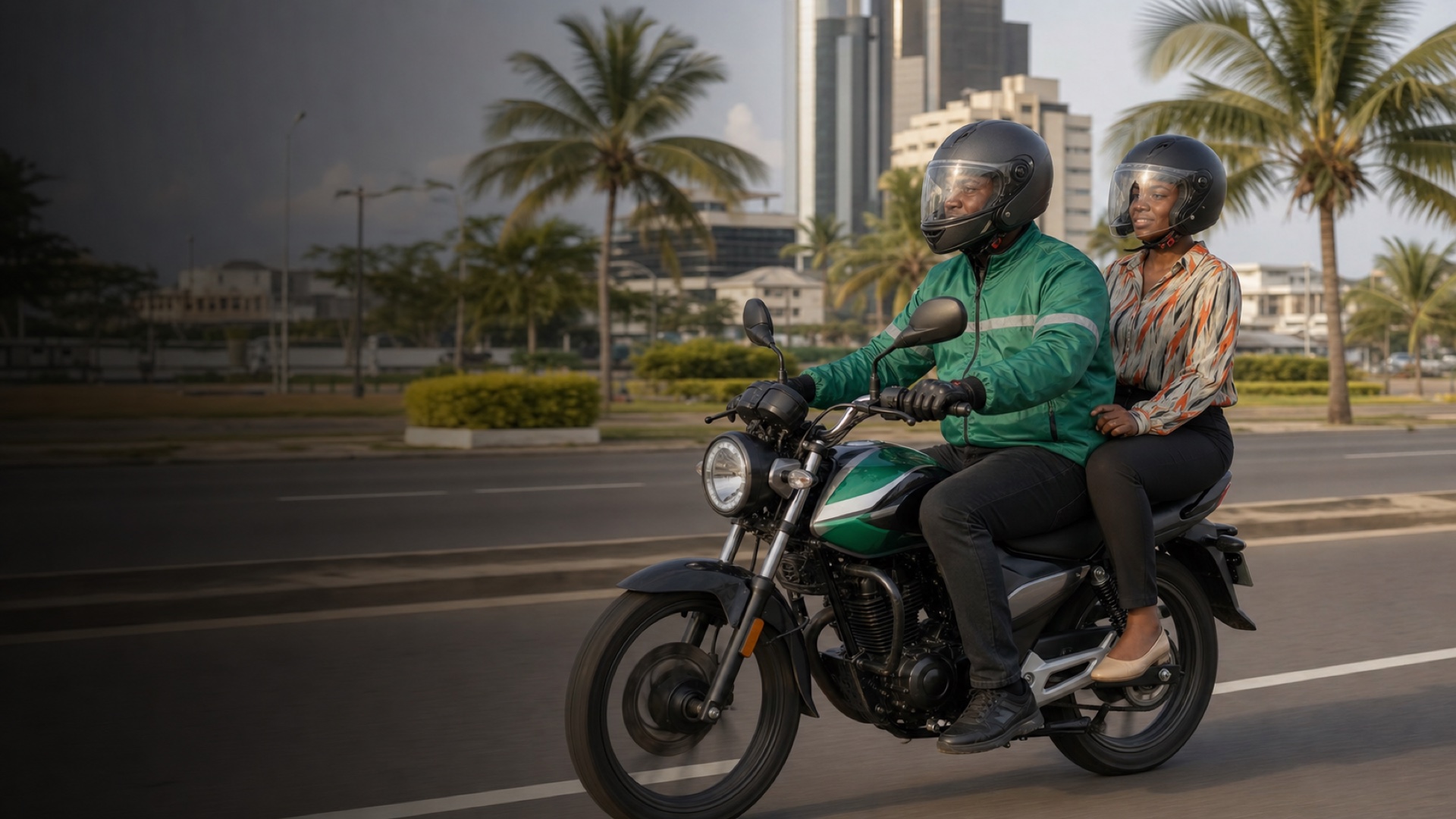 Chauffeur NokiRide transportant une passagère équipée d’un casque à Brazzaville